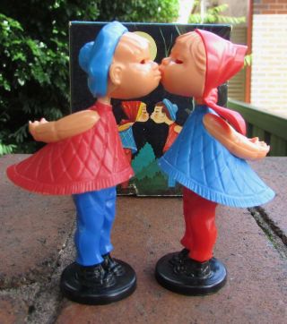 FANTASTIC VINTAGE PAIR MAGNETO HARD PLASTIC KISSING DOLLS KUSS - PUPPEN BOXED 2