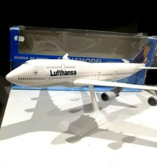 World Of Wings Lufthansa 1:200 Scale Boeing 747 - 400 Plastic Model Plane Flugzeug