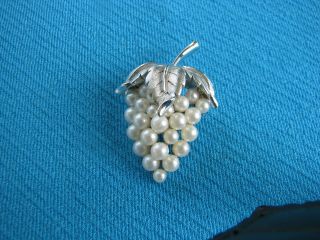 Vintage Crown Trifari Signed Silvertone Grape Leaf Brooch Pin With Faux Pearls