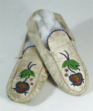 1920s Native American Algonquin Indian Bead Decorated Hide Moccasins