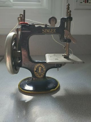 Antique Toy Singer Hand Crank Sewing Machine Model No.  20 With Clamp
