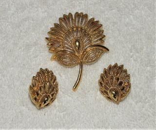 Vintage Trifari Gold Tone Brooch And Earrings Costume Jewelry Set