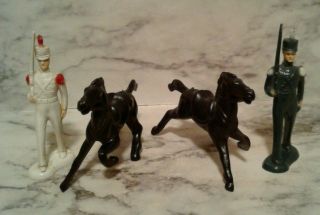 Vntg Bergen Beton Hard Plastic Toy 2 Soldiers W/ 2 Running Horses - 4 Figures