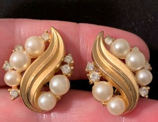 Vintage Trifari Brushed Gold Tone Leaves Floral Faux Pearl Clip On Earrings