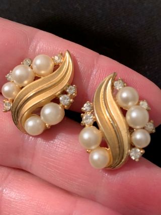 Vintage Trifari Brushed Gold Tone Leaves Floral Faux Pearl Clip On Earrings 2