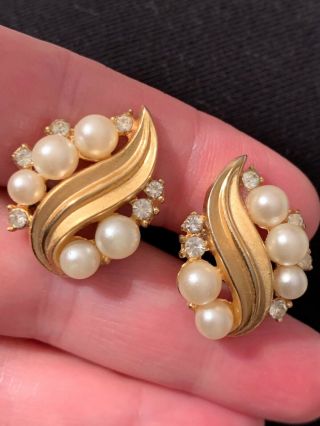Vintage Trifari Brushed Gold Tone Leaves Floral Faux Pearl Clip On Earrings 3