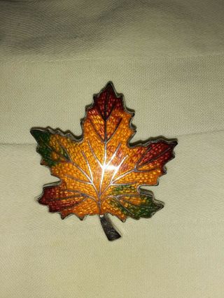 Vintage Bond Boyd Silvertone Enamel Maple Leaf Pin Brooch (sd)