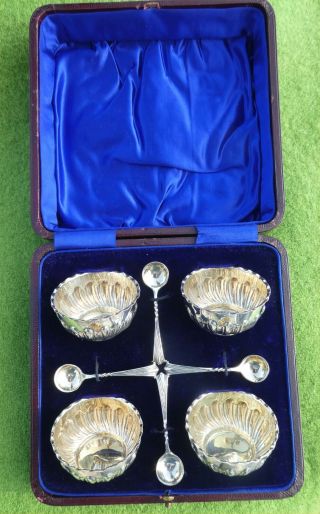Cased Set Of 4 Victorian Solid Silver Open Salts & Spoons From 1901 - 2.  99ozt