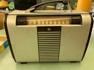 Vintage 1940 ' s RCA Portable AM Broadcast Radio Model 8BX6. 2