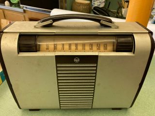 Vintage 1940 ' s RCA Portable AM Broadcast Radio Model 8BX6. 3