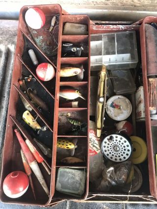 VINTAGE METAL TACKLE BOX FULL OF OLD FISHING LURES,  REEL,  KNIVES,  & TACKLE 2