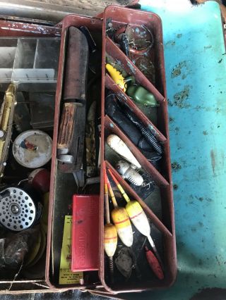 VINTAGE METAL TACKLE BOX FULL OF OLD FISHING LURES,  REEL,  KNIVES,  & TACKLE 3