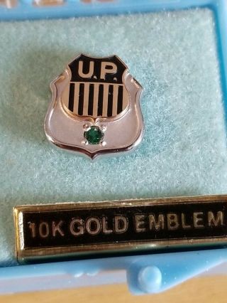 Union Pacific 10k Gold And Emerald Emblem Tie Tack Weighs 1.  8 Grams