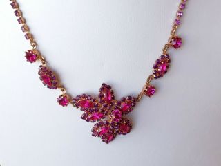Vintage jewellery goldtone and fuschia pink glass necklace.  19 inches long. 2