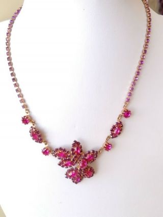 Vintage jewellery goldtone and fuschia pink glass necklace.  19 inches long. 3