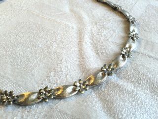 Vintage Trifari Necklace,  Silver Metal With Daisy And Ribbon Design.