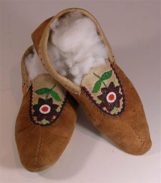 1920s Pair Native American Chippewa Indian Bead Decorated Hide Moccasins Beaded