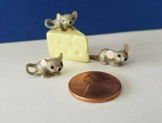 Set Vintage Hagen Renaker Miniature Baby Mice With Cheese 1970 