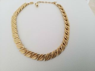 Exquisite Lovely Vintage Signed Trifari Gold Tone Leaf Collar Necklace