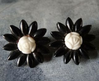 Vintage Kitsch 1960s Black White Lucite Daisy Flower Clip On Earrings - D446