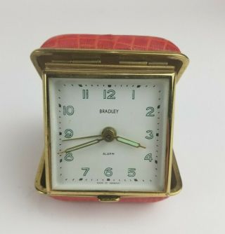 Vintage Bradley Travel Wind Up Portable Alarm Clock Red Alligator Germany 3 "