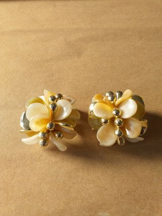 Vintage 80s Large Cream & Gold Clip On Earrings.
