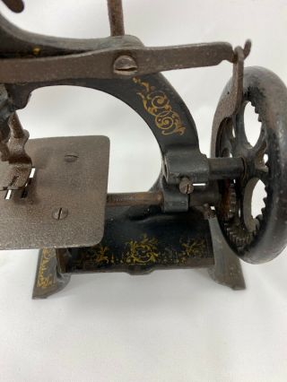 Antique 1900 ' s Cast Iron Muller Child ' s Sewing Machine Model 10 3