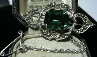 Vintage Jewellery Art Deco Emerald Green Crystal Marcasite Shawl Pin BROOCH 3