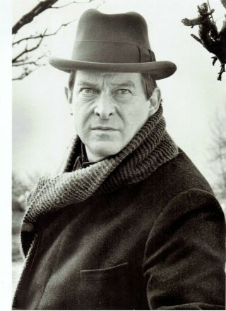 1990 Vintage Photo Actor Jeremy Brett Poses As Sherlock Holmes For Pbs Mystery