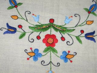 Vintage Crewel Embroidered Flowers Dresser Scarf Or Doily Ecru Linen 26 " X 13 "