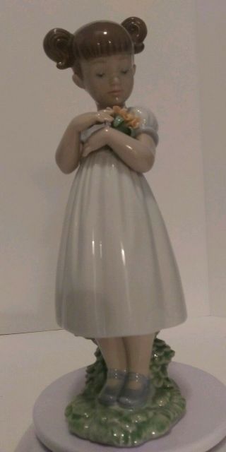 Lladro Flowers For Mommy Girl With Flowers Figurine Pre - Owned Perfect