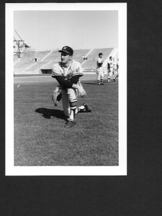 1962 Bob Uecker Braves Unsigned 3 - 1/2 X 5 - 1/8 B&w Snapshot Photo 1