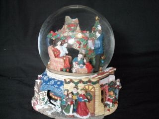 Vintage Large Christmas Musical Water Globe With Revolving Base