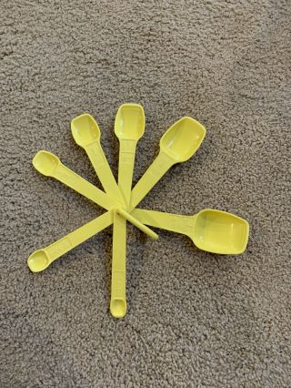 Vintage Tupperware 7 Pc Measuring Spoons Complete Set Yellow 1266 - 1272 On Ring
