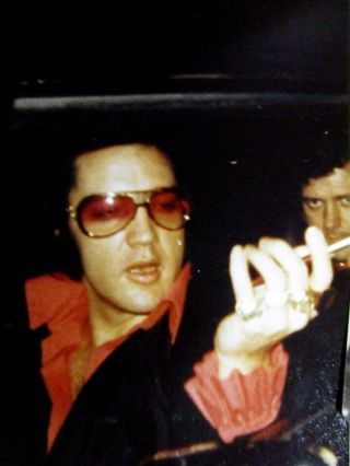 Vtg - Photo - Elvis Unseen/unpublished Elvis Signing Autographs From Car