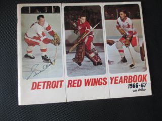 1966 - 67 Detroit Red Wings Yearbook Autographed Gordie Howe On Cover