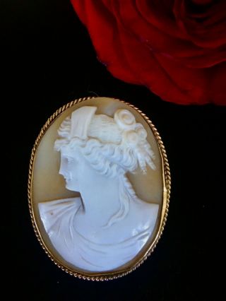 Ta35 Antique Large Carved Cameo Lady Portrait Pin Brooch.  Gold Plated.  Gorgeous