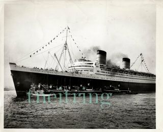 Cunard Line Rms Queen Elizabeth At Ny Moran Tugs 1946 Vintage Photo