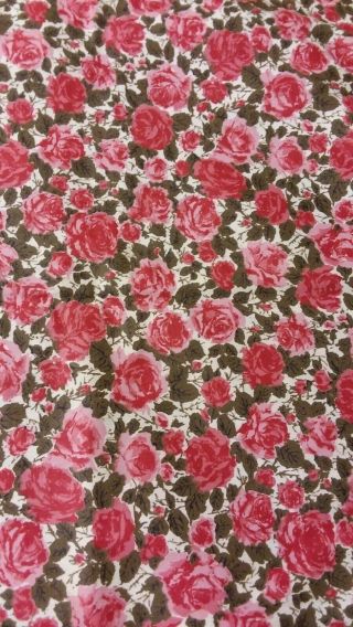 3.  75 Yards 1950s Vintage Cotton Floral Fabric Pink And Red Roses 34.  5w