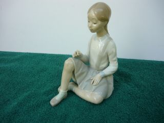 Vintage Retired Lladro Sitting Girl Figurine With Flower In Hand Spain