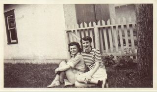 Vintage Old 1940 Photo Of Pretty Girls Women On Lawn Shorts Slit Revealing