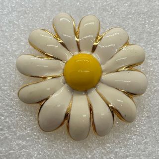 Vintage Daisy Flower Power Brooch Pin Yellow White Enamel Costume Jewelry