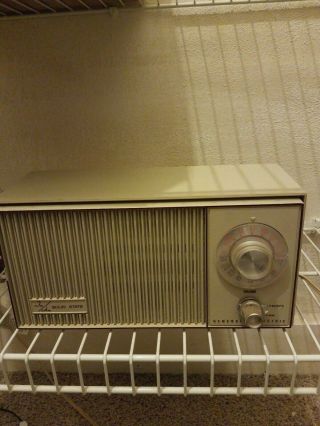 Vintage General Electric Solid State Am/fm Radio.