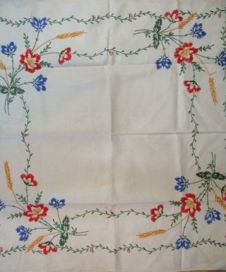 Pretty Vintage Embroidered Flowers On Linen Card Tablecloth & 3 Matching Napkins