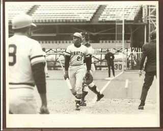 Undated Press Photo Roberto Clemente Of The Pittsburgh Pirates Batting In Game