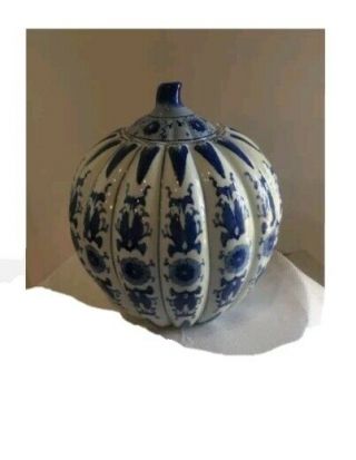 Vintage Chinese Chinoiserie Blue And White Porcelin Pumpkin Shaped Giner Jar