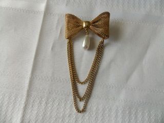 Vintage Gold Tone Bow Dangle Faux Pearl & Chains Brooch Pin O59