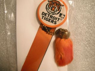 Detroit Tigers Pinback 2.  25 Mlb 1969 - 1970s With Ribbons And Rabbit 