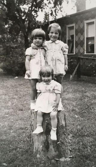 1940’s Vintage Photo 3 Cute Young Girls In Backyard Interesting House Shingles
