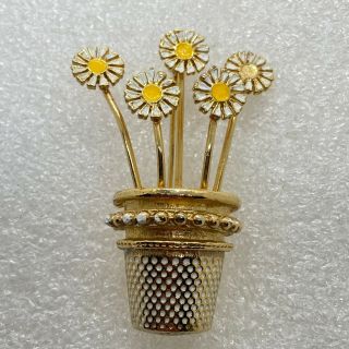Vintage Daisy Flower Thimble Brooch Pin Yellow White Enamel Costume Jewelry